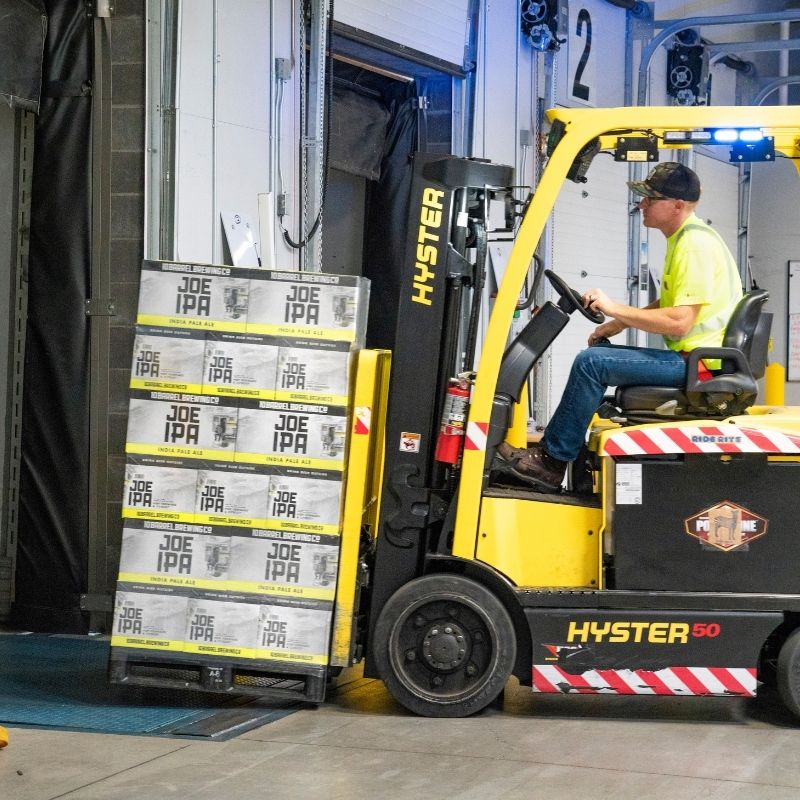 gallery-forklift-04 Forklift lifting pallets